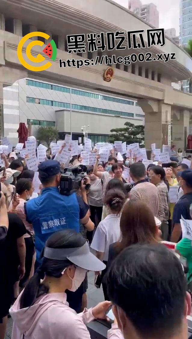 全网封禁相关话题！深圳螺岭社区学区问题抗议 多名家长被捕 抖音微博被下架视频流出-8