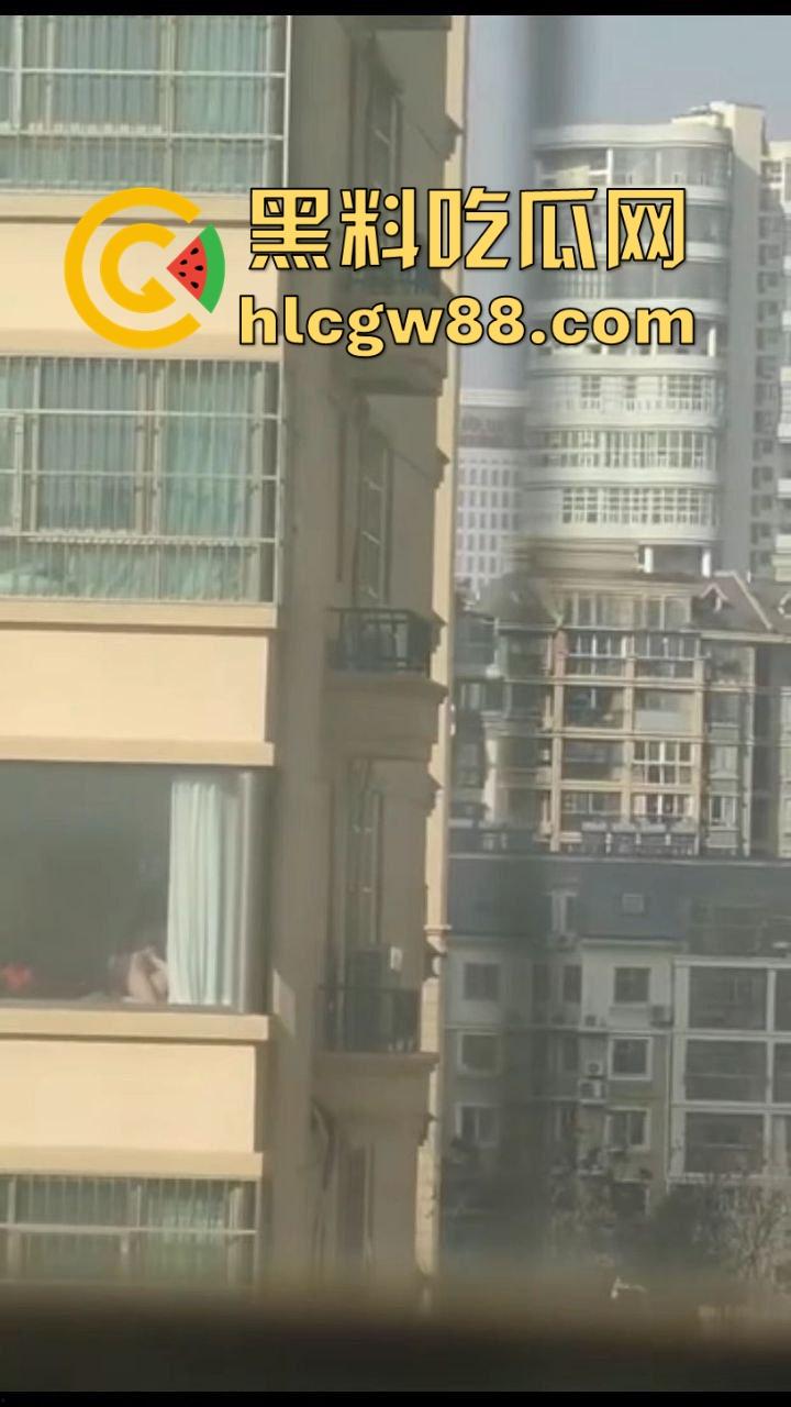 骚货人妻大胆做爱，高楼层 开窗帘让人欣赏，女的还挺主动的一直是骑乘位，看得人心痒痒！-9