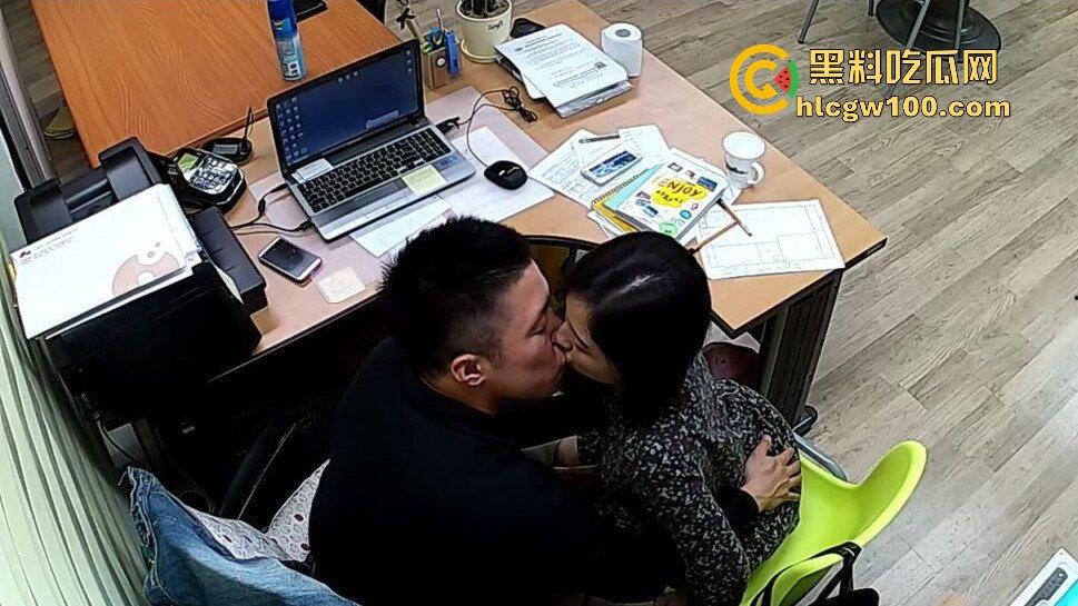 公司摄像头炸出大瓜，碎花连衣裙小骚货文员主动摸经理鸡巴，关灯打炮以为安全，哪知红外线全程实锤！-1