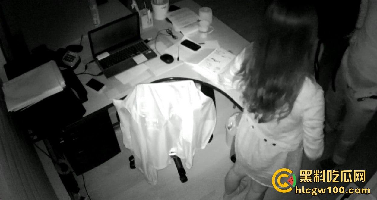 公司摄像头炸出大瓜，碎花连衣裙小骚货文员主动摸经理鸡巴，关灯打炮以为安全，哪知红外线全程实锤！-13