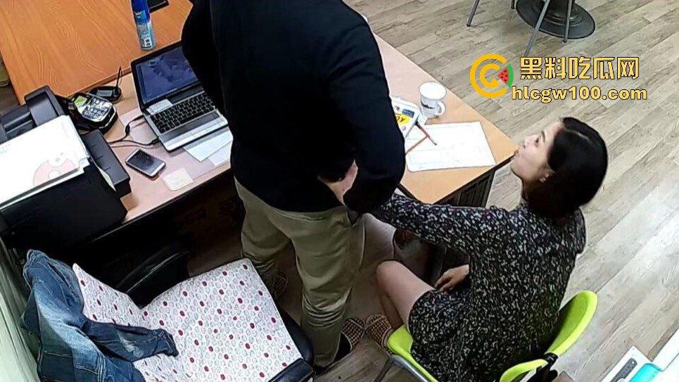 公司摄像头炸出大瓜，碎花连衣裙小骚货文员主动摸经理鸡巴，关灯打炮以为安全，哪知红外线全程实锤！-14
