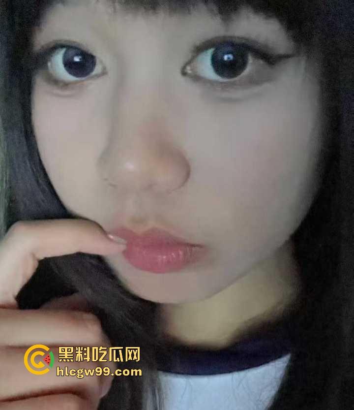 辽宁工商学院极品大三学姐【吴诗芸】给炮友拍裸照被玩腻后曝光，现实中很甜在床很骚。很有撸点！-1