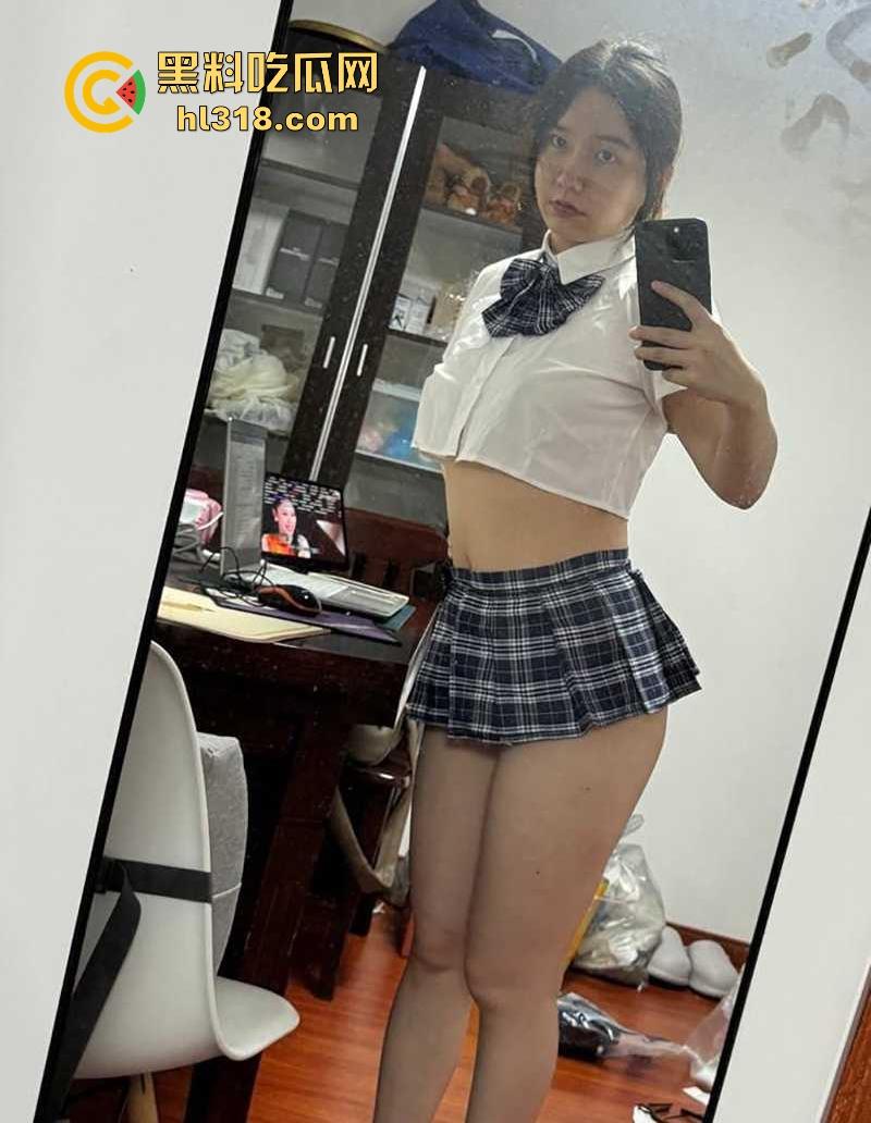 坦克人妻偷情视频流出，挺翘臀被后入狂操，边接女儿电话仍被猛攻，压抑不敢淫叫，内射瞬间还在通话刺激！-1