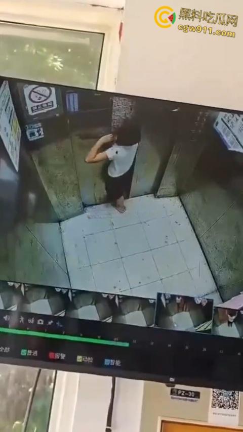电梯惊魂熊孩子扒门自救，被死死卡在门缝间动弹不得，差点命丧黄泉，对所有人敲响安全警钟！-4