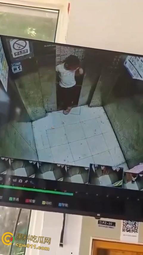 电梯惊魂熊孩子扒门自救，被死死卡在门缝间动弹不得，差点命丧黄泉，对所有人敲响安全警钟！-5