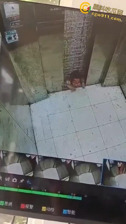 电梯惊魂熊孩子扒门自救，被死死卡在门缝间动弹不得，差点命丧黄泉，对所有人敲响安全警钟！-7