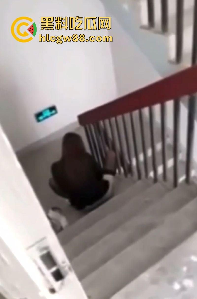 住一起多年的女业主竟然是黄播主播！身穿黑丝楼道大尺度露出自慰 娇喘呻吟听的人欲火焚身！-7
