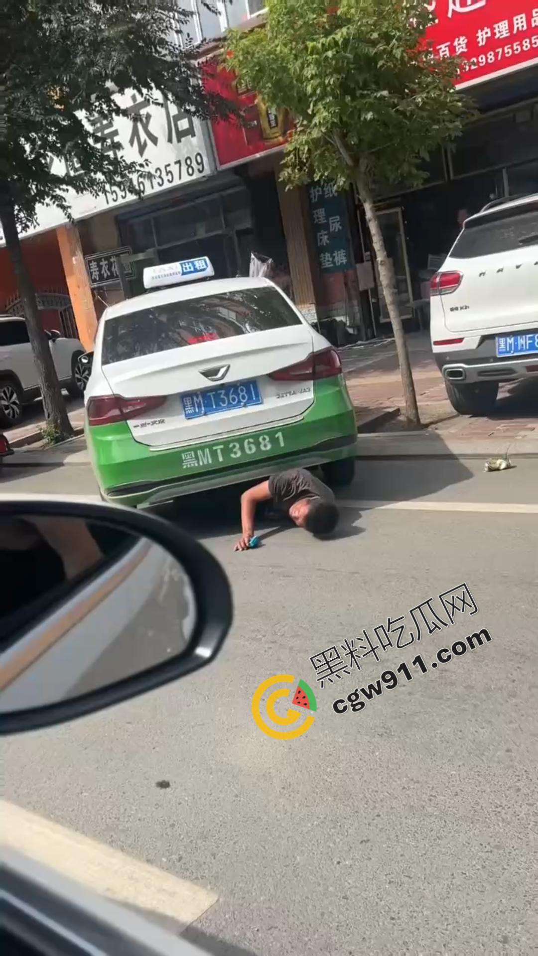 绥化庆安车祸惊魂：的士车惊险碾压男子，众人齐心搬车救人，男子一开口竟让众人哭笑不得-2