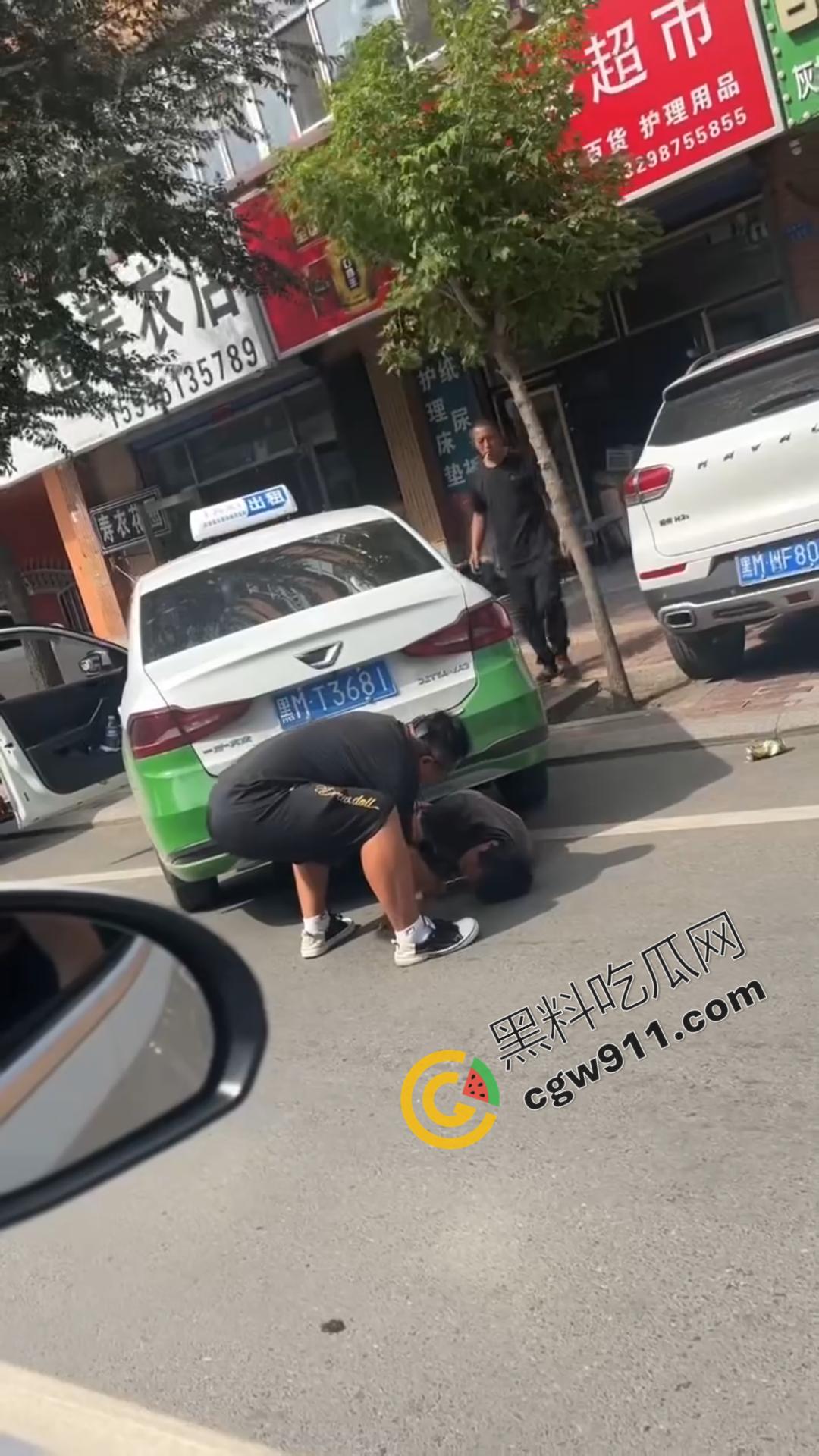 绥化庆安车祸惊魂：的士车惊险碾压男子，众人齐心搬车救人，男子一开口竟让众人哭笑不得-3