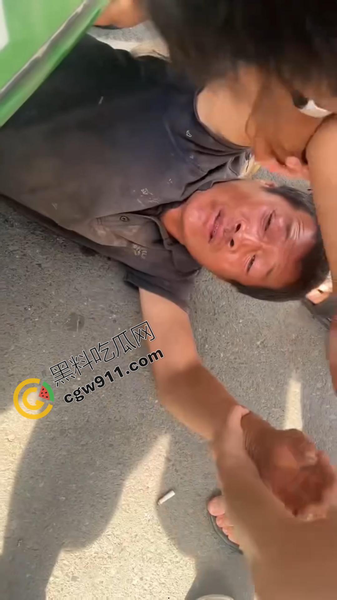 绥化庆安车祸惊魂：的士车惊险碾压男子，众人齐心搬车救人，男子一开口竟让众人哭笑不得-8