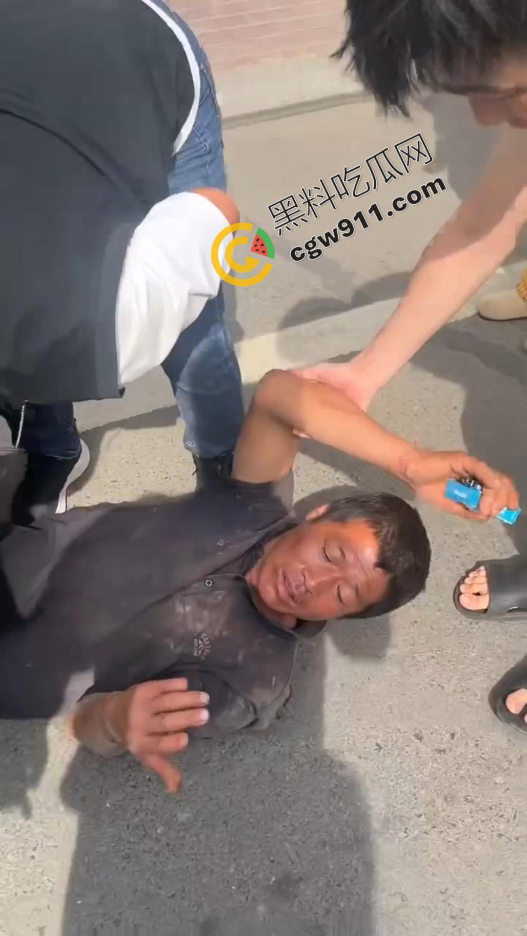 绥化庆安车祸惊魂：的士车惊险碾压男子，众人齐心搬车救人，男子一开口竟让众人哭笑不得-9