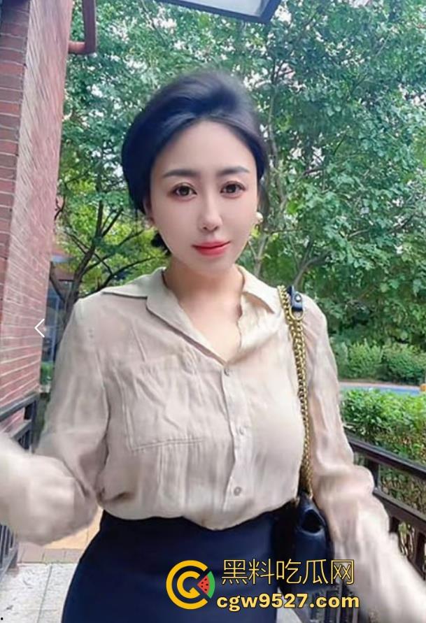 四川极品人妻欲求不满疯狂出轨约炮,性爱惨遭炮友泄露,巨乳肥臀黑丝诱惑,后入打桩高潮迭起!-1