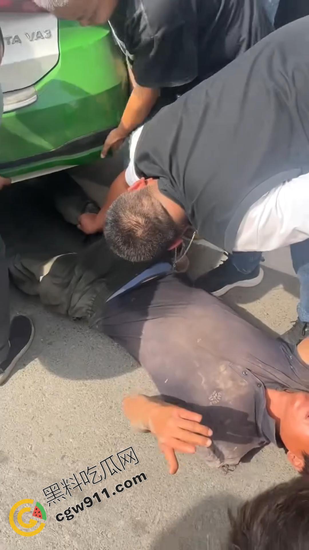 绥化庆安车祸惊魂：的士车惊险碾压男子，众人齐心搬车救人，男子一开口竟让众人哭笑不得-10