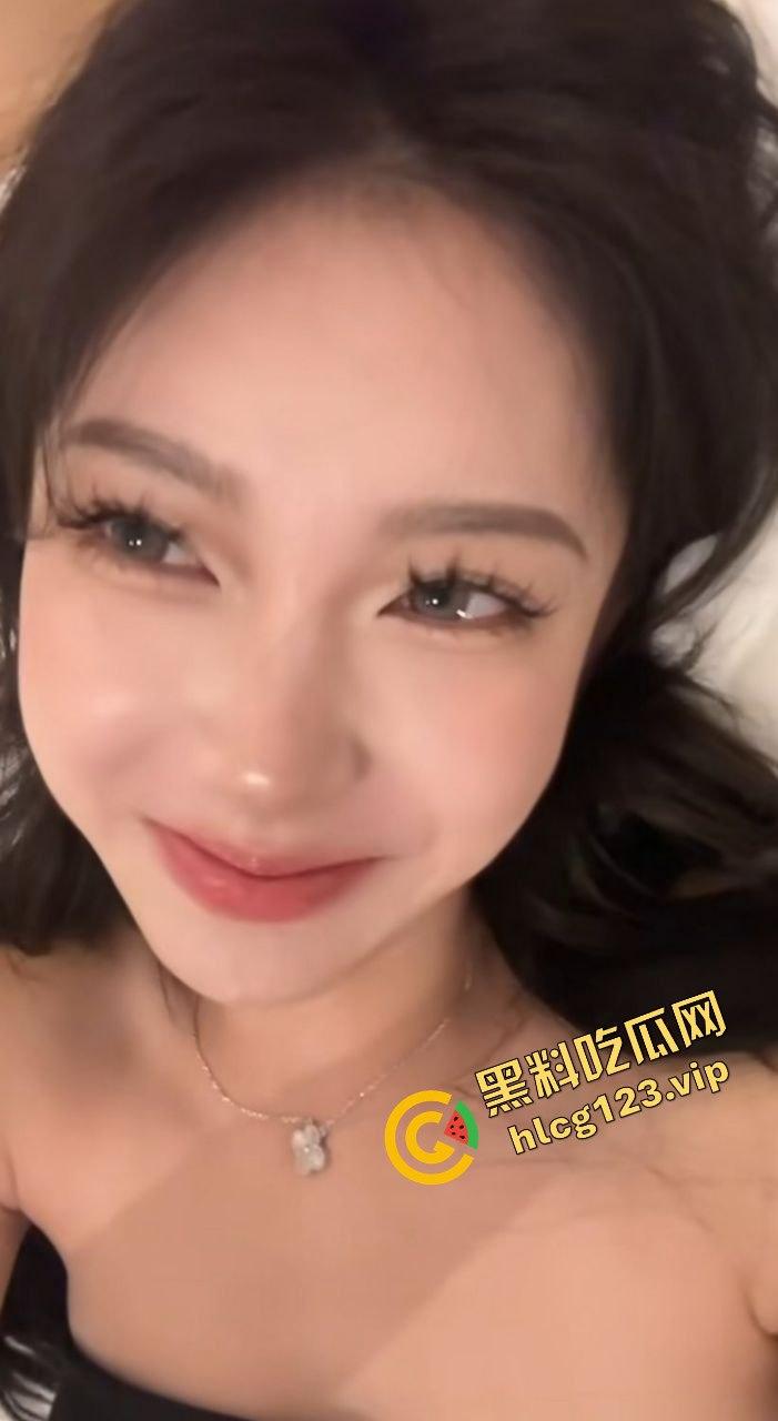 酒吧约到的小骚货，喝完酒直接开房，跪床吃鸡吃得贼香！-2