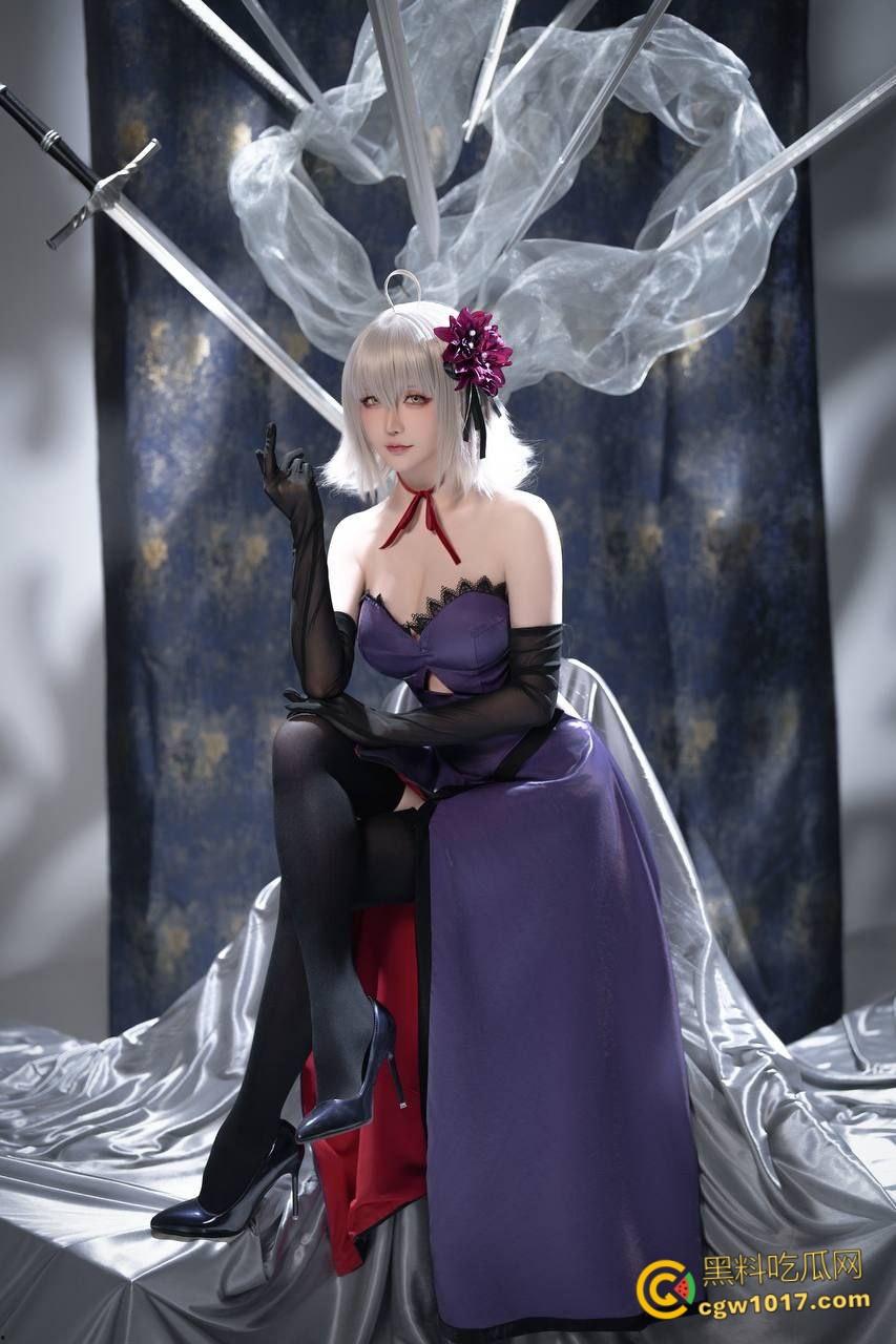 极品福利姬女神【星之迟迟】，Cos碧蓝航线天城性感写真，黑丝美腿御姐感十足，翘臀玉足直勾人心！-2