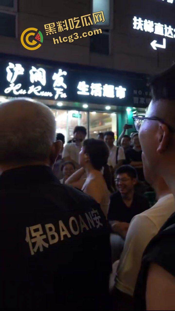 金句 “我长这么好看 我不想排队” 上海小仙女插队骂街男子 杀猪一样的狗叫 哭着要求道歉 逆天炸裂！-7