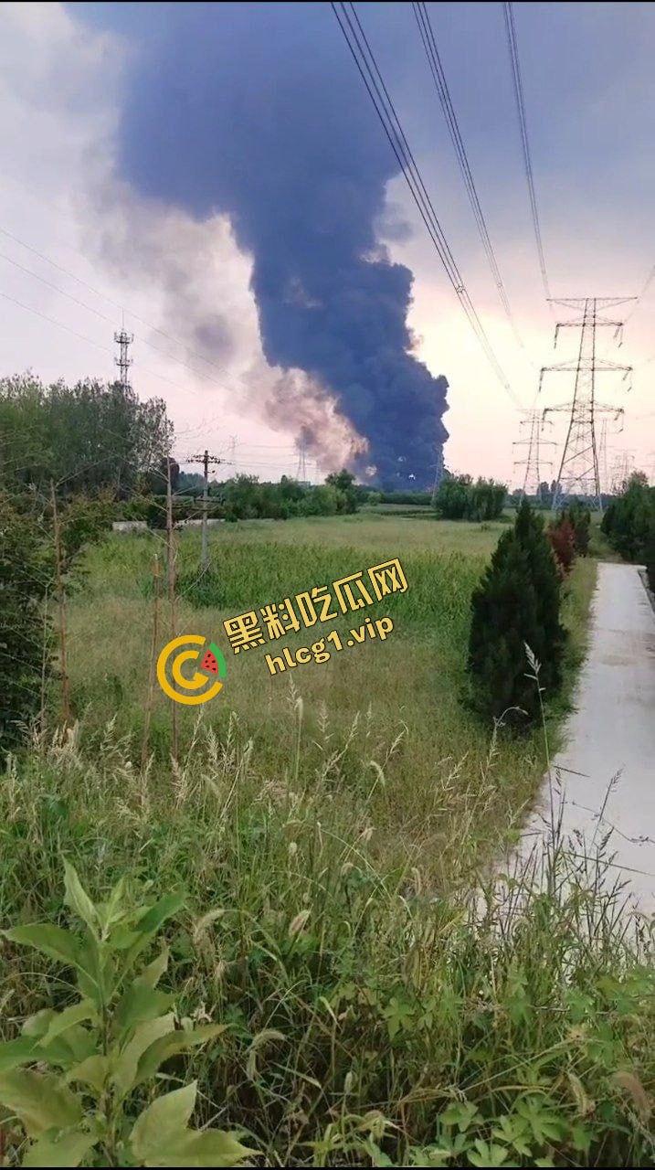 西安鄂邑张寨村 一涂料厂发生火灾！形成巨大黑色蘑菇云！-9