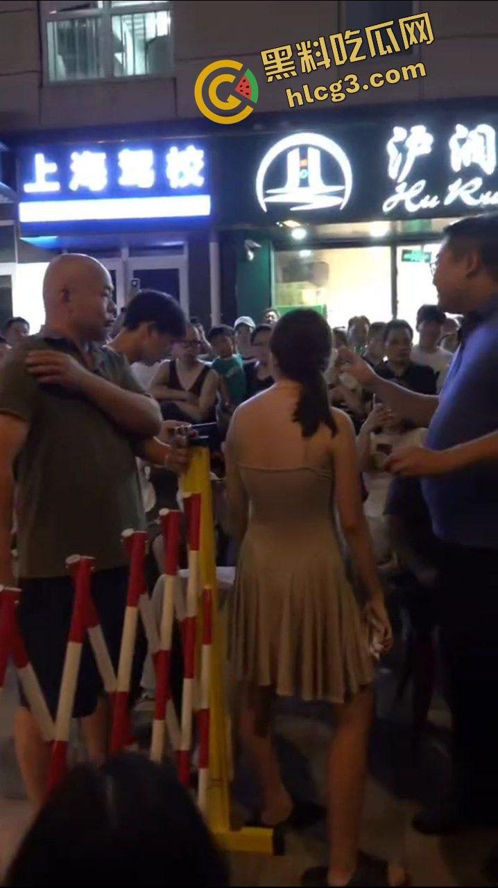 金句 “我长这么好看 我不想排队” 上海小仙女插队骂街男子 杀猪一样的狗叫 哭着要求道歉 逆天炸裂！-8