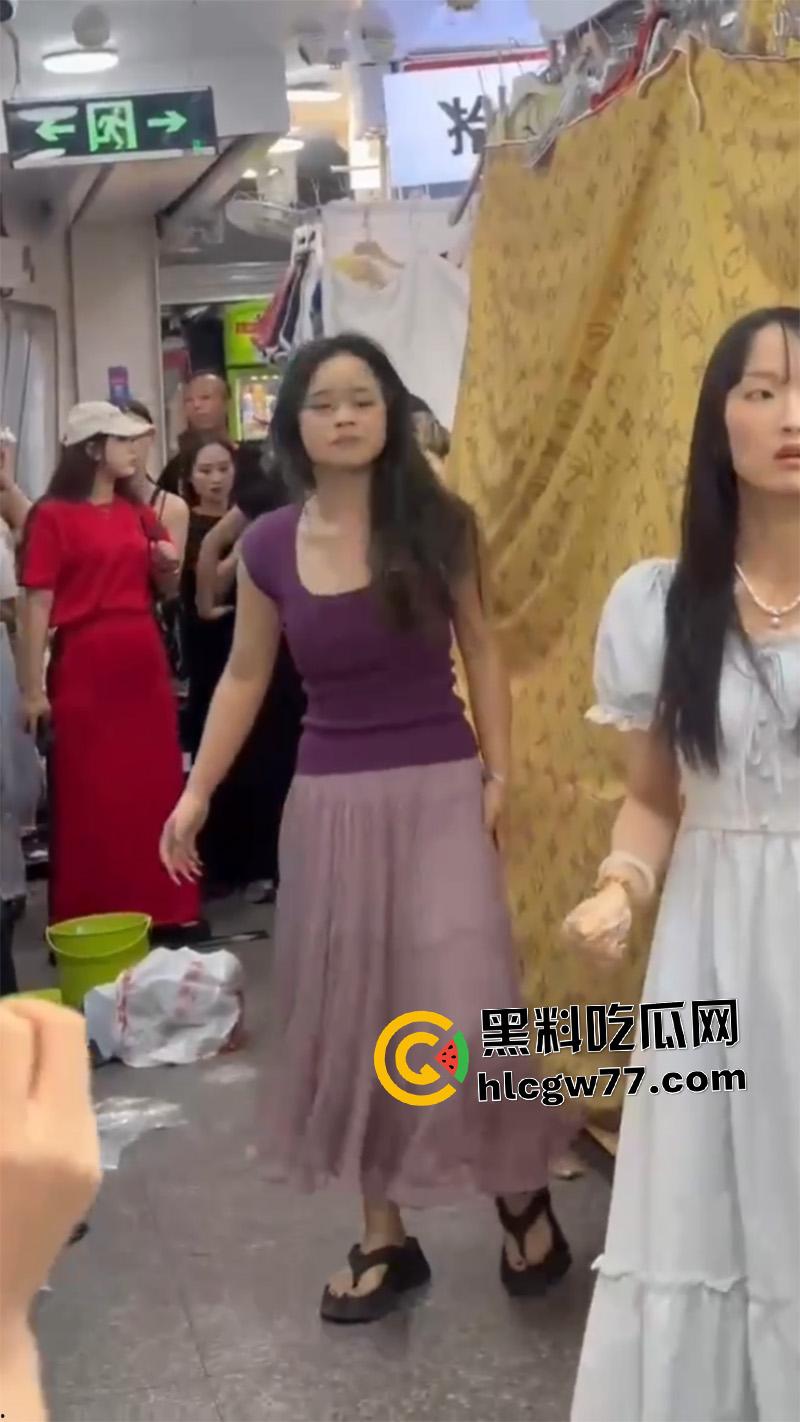广西商场实拍女人打架，各种对骂撕逼扒衣服，难怪男人都爱看女人打架，美腿翘臀随便看啊！-4