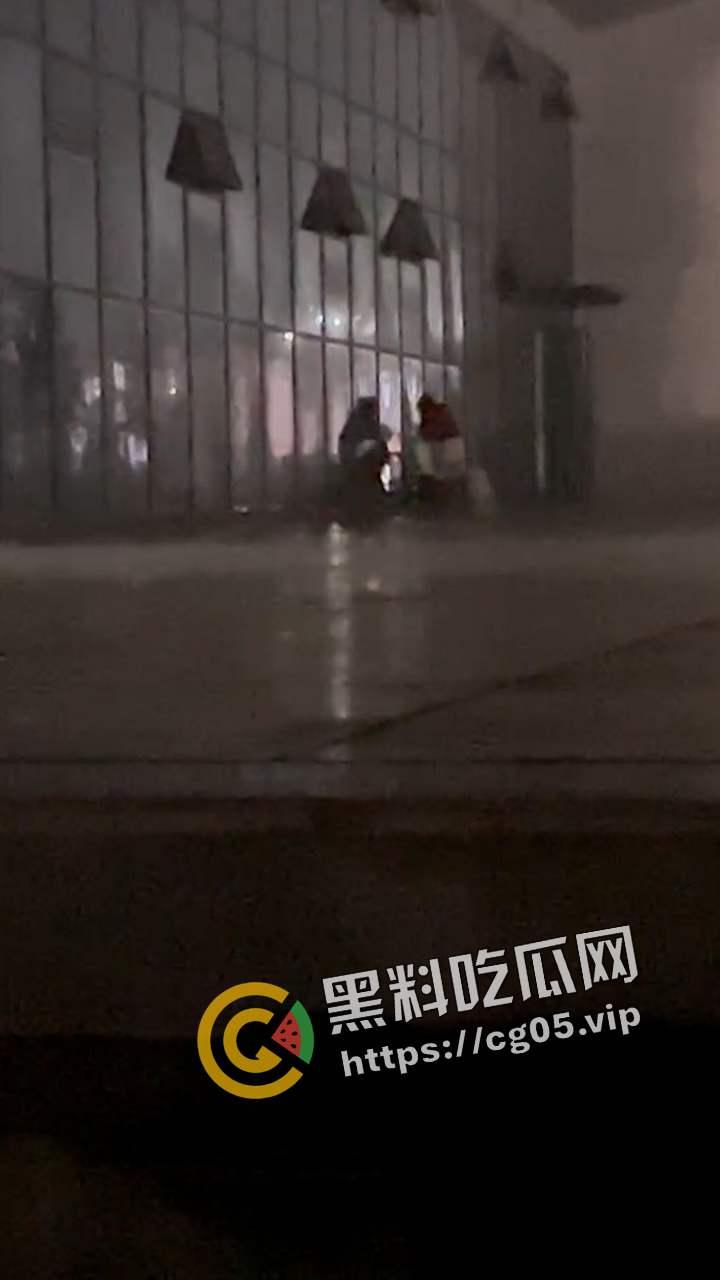 四川职业技术学院小情侣晚上在食堂门口幽会 直接干起来了 女生直接开始浪叫 被路过的同学偷拍 玩的太开了-5