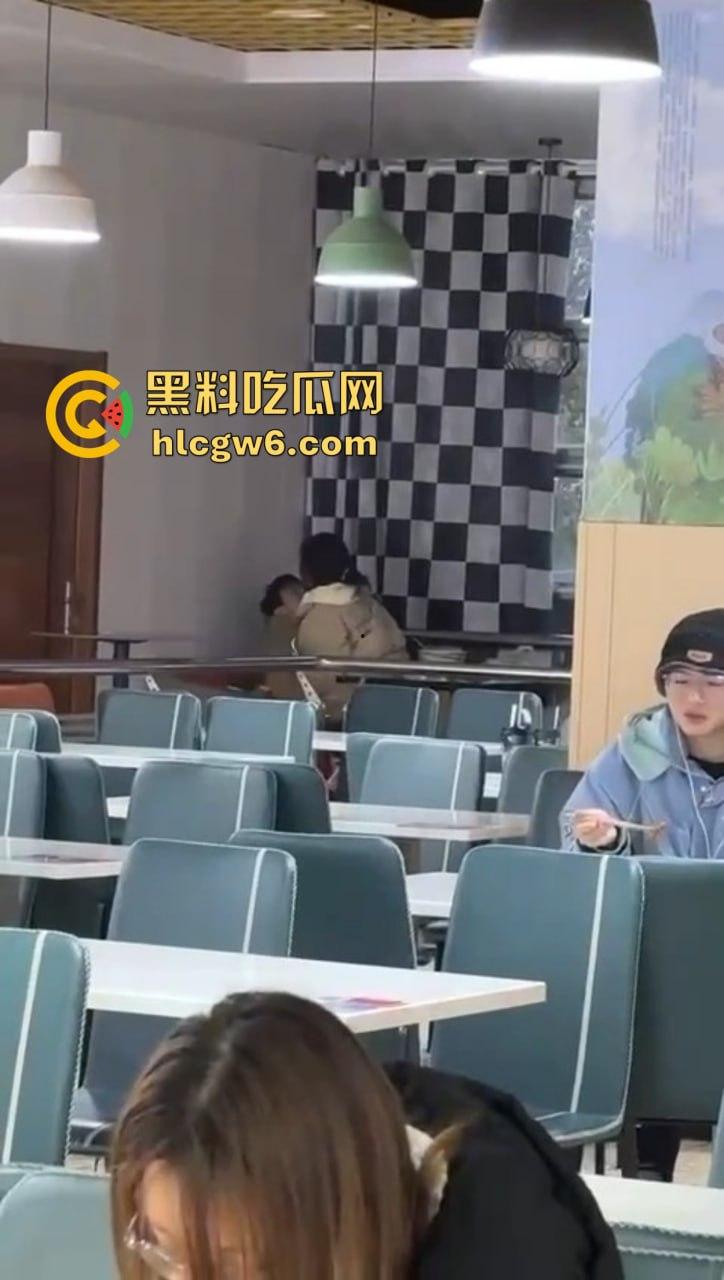 山东大学离谱实录 学姐天冷懒得野战，直接食堂里开草，学姐羽绒服遮挡现场摇动，学弟学妹边吃饭边看真人秀！-4