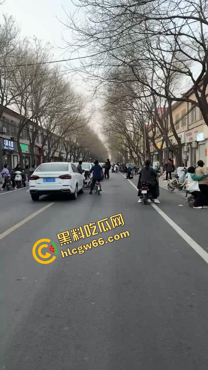 郑州人神共愤事件，当兵16年白练了，回家不是孝敬父母，是为个丑小三把爹妈打进医院！-4