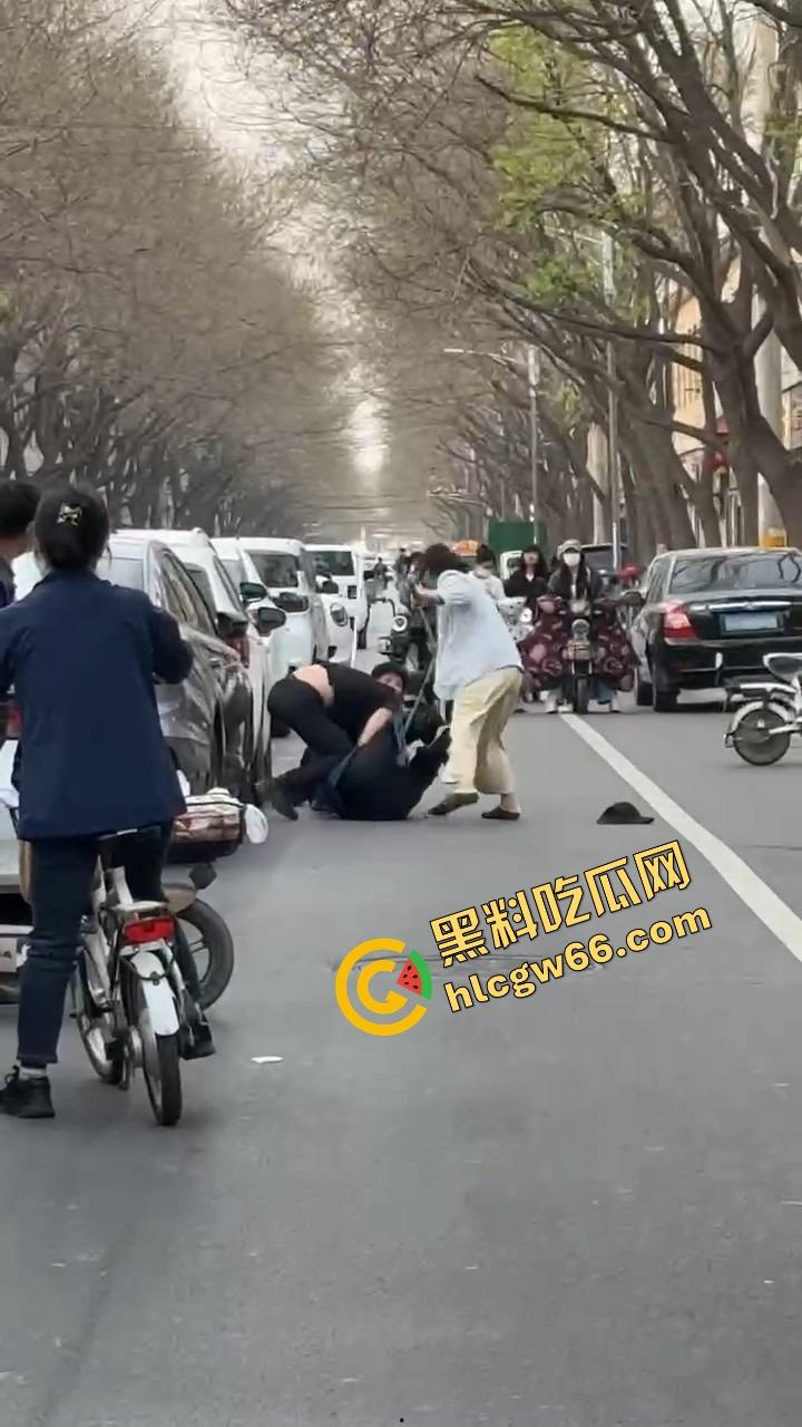 郑州人神共愤事件，当兵16年白练了，回家不是孝敬父母，是为个丑小三把爹妈打进医院！-6