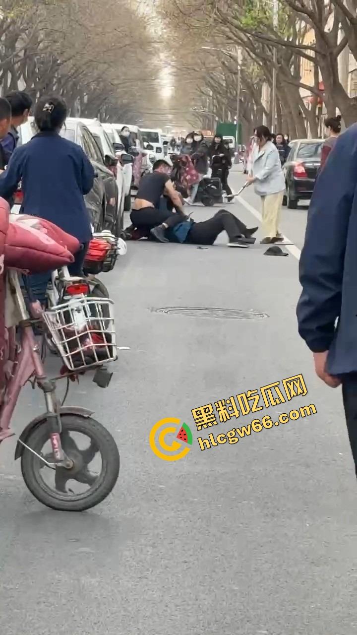 郑州人神共愤事件，当兵16年白练了，回家不是孝敬父母，是为个丑小三把爹妈打进医院！-7