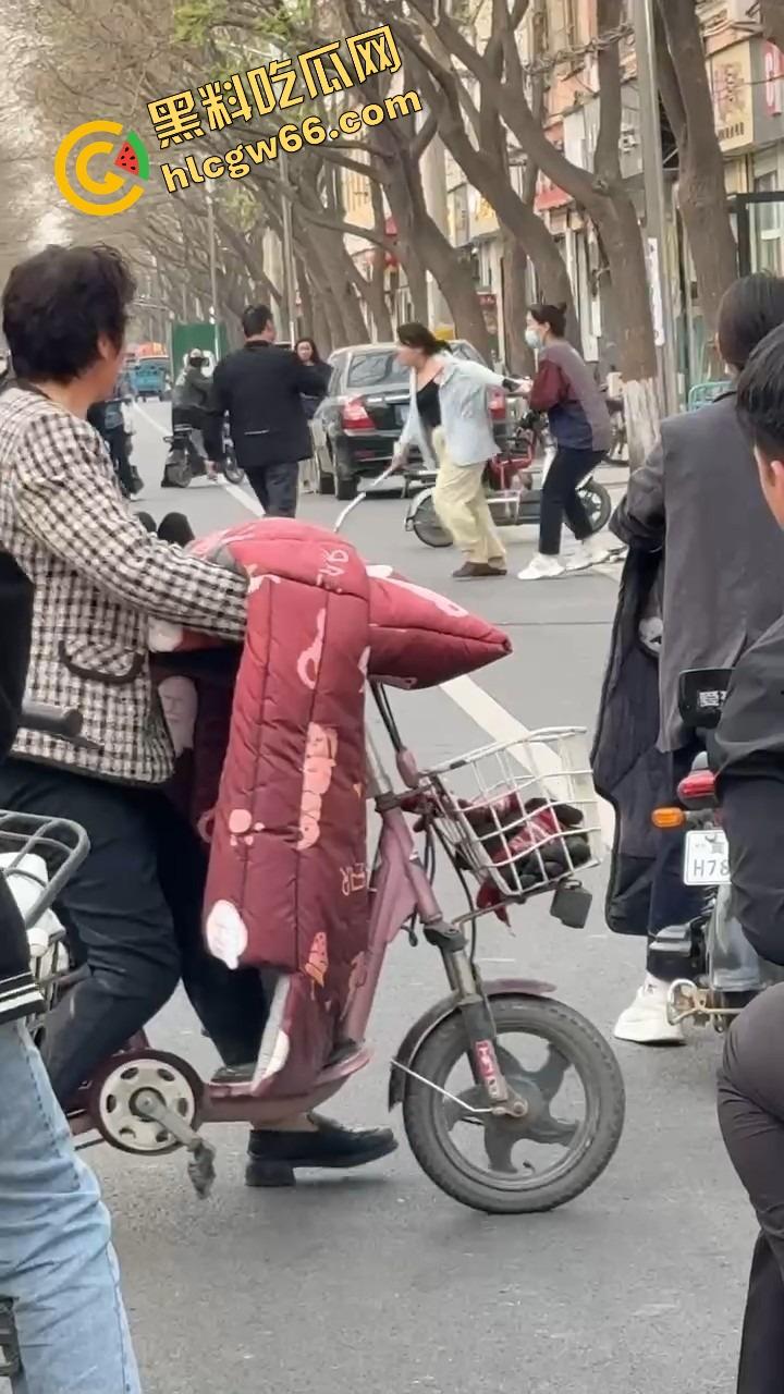 郑州人神共愤事件，当兵16年白练了，回家不是孝敬父母，是为个丑小三把爹妈打进医院！-8