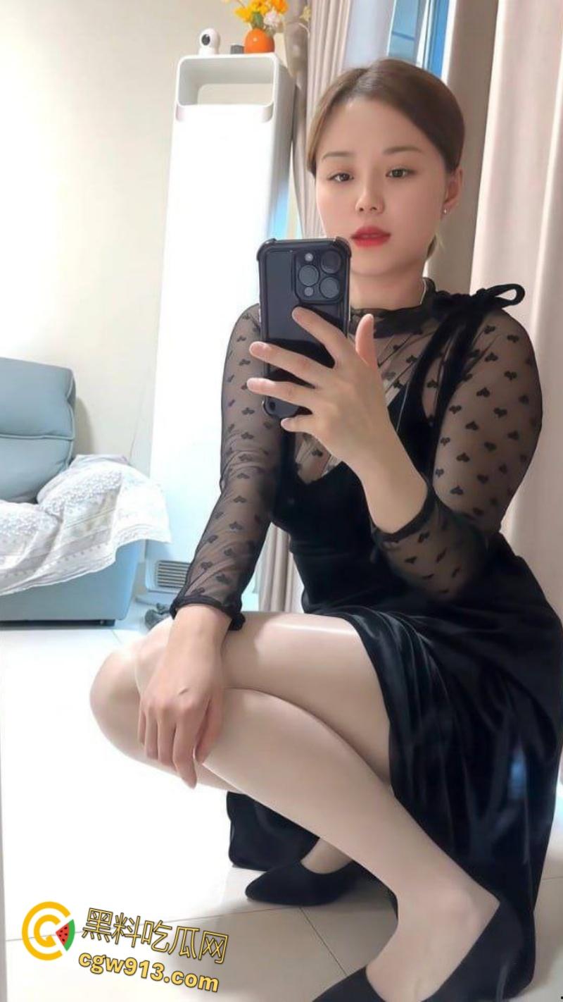 抖音熟女网红【杨枝甘露】，巨乳宝妈卖片捞金，各种情趣露出，玩具自慰花式插穴，老A8也是A8 ！-2