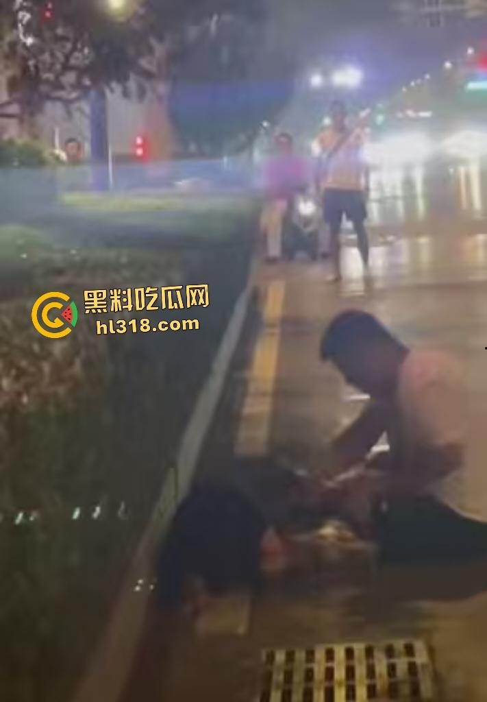 河南一女友出轨在马路边被男友狂扇巴掌，质问你凭什么把逼给他？还扒裤当场羞辱女友！-1