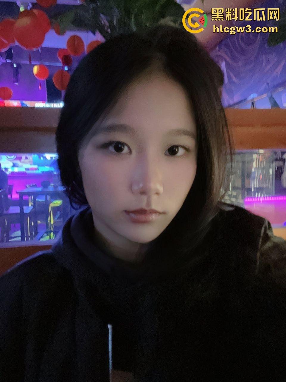 山西清纯女大学生【姜梦璇】私密资源疯传！清纯脸骚货魂，哥哥们的大鸡巴硬得像铁柱，简直玩明白了！-9