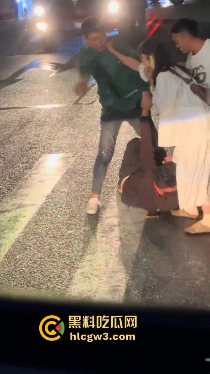 小三男爱上已婚女 遭原配老公带人当街暴打毁灭式踢裆 小二弟都快保不住了！-1