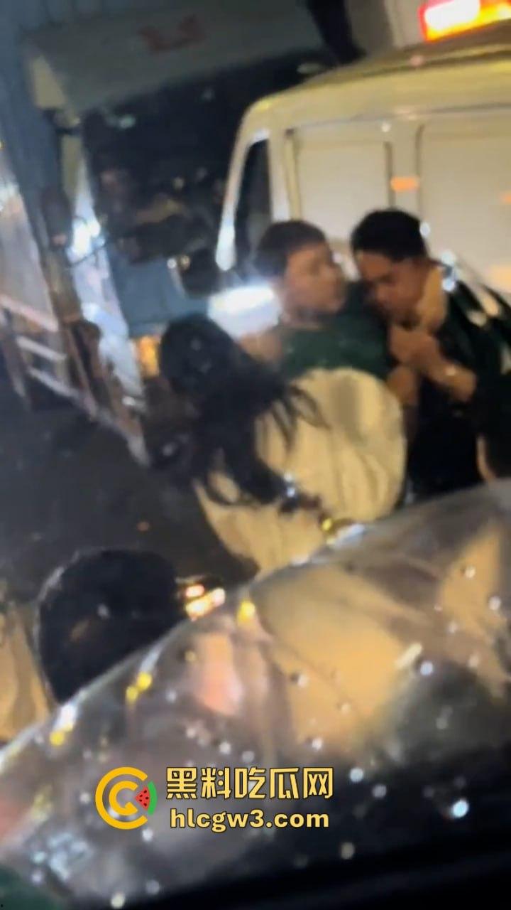 小三男爱上已婚女 遭原配老公带人当街暴打毁灭式踢裆 小二弟都快保不住了！-5