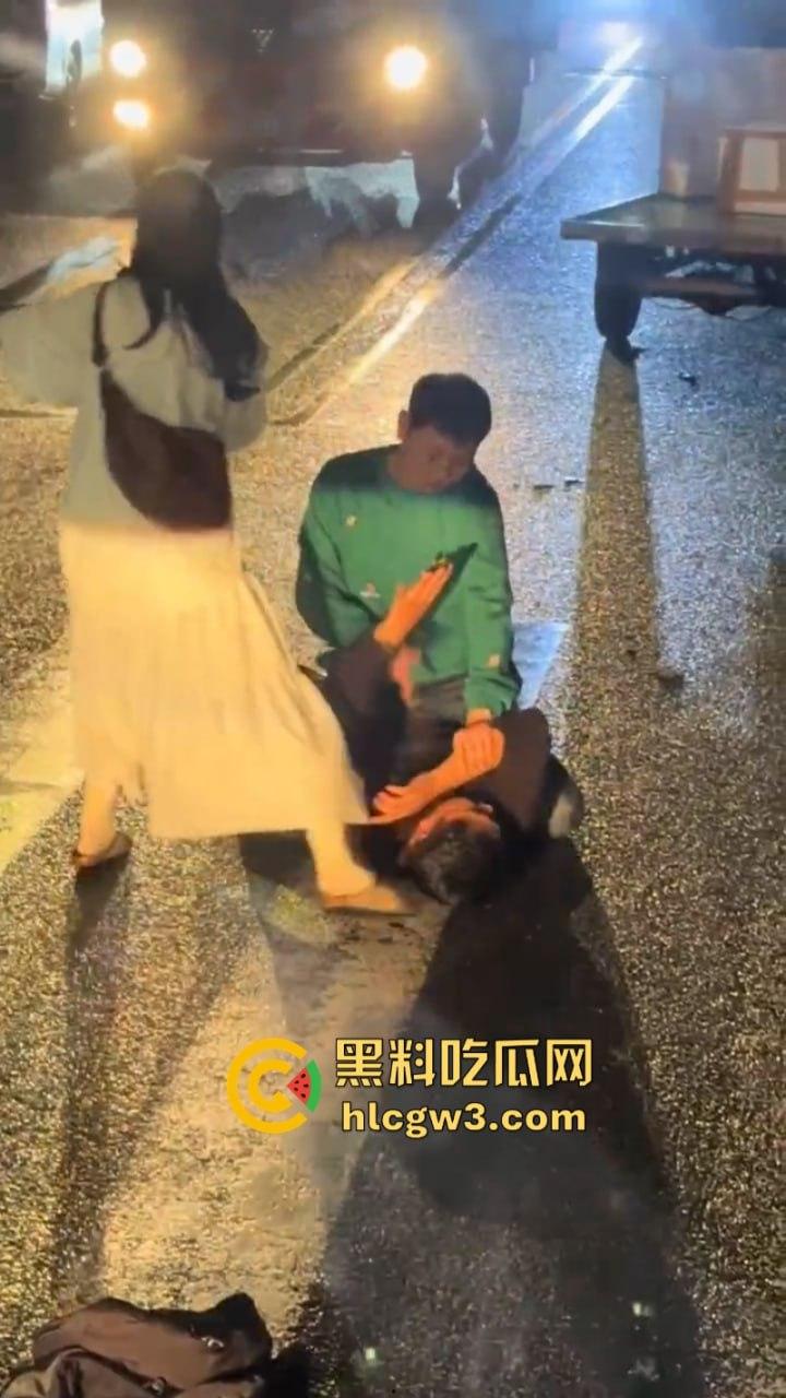 小三男爱上已婚女 遭原配老公带人当街暴打毁灭式踢裆 小二弟都快保不住了！-8