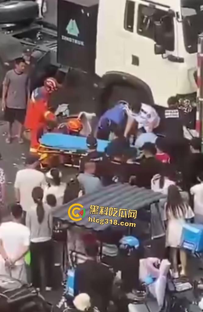 天津蓟州文昌街货车横冲直撞飞来横祸,电动车两死两伤,人被卡在两汽车中间,直接变成人肉饼干!-7