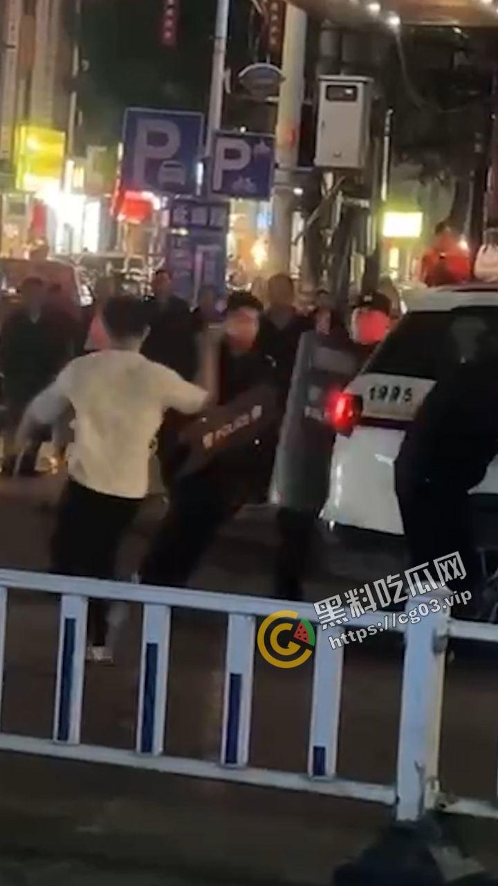 嚣张!广西容县城北路少年砍人 与警察互博 砍伤警察 拒不伏法 嚣张至极-3
