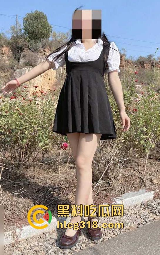 带着清纯妹妹外出公园野战，趁着没人扒下内裤，后入抽插白嫩翘臀，想上位骑乘差点被发现。-2