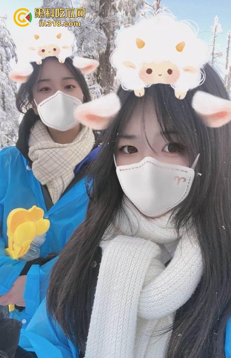 黑龙江极品萝莉【刘文玲】约炮视频曝光，反差母狗相约车震，后排极限口交骑乘，敏感小穴高潮颤栗不止！-6