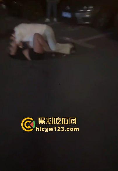 吉林长春两精神小妹午夜撕逼 从超市打到街头雨中激烈火拼 不料一方不讲武德喊人围殴！-7