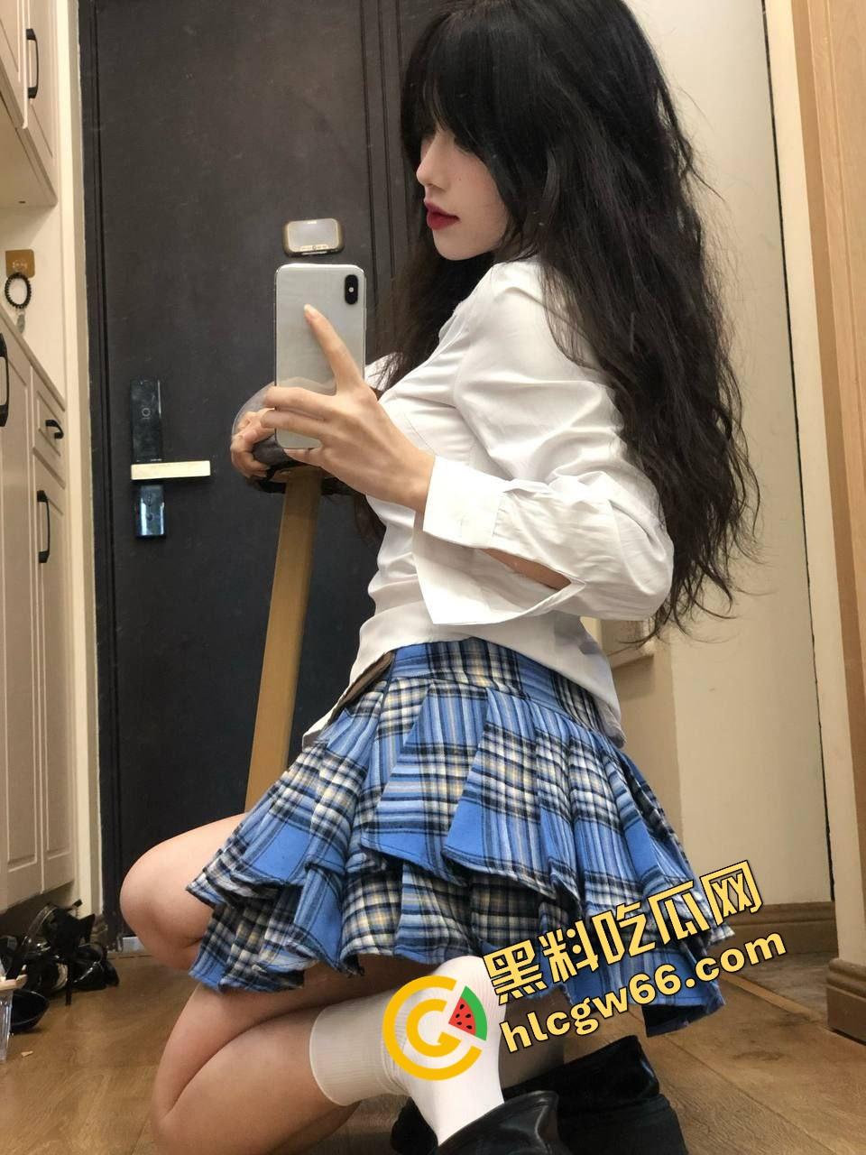 西安市师范大学大三骚妹钱月私照流出!白虎粉嫩穴+白腿袜诱惑,疑似被足控男友操到喷汁拍全套!-7