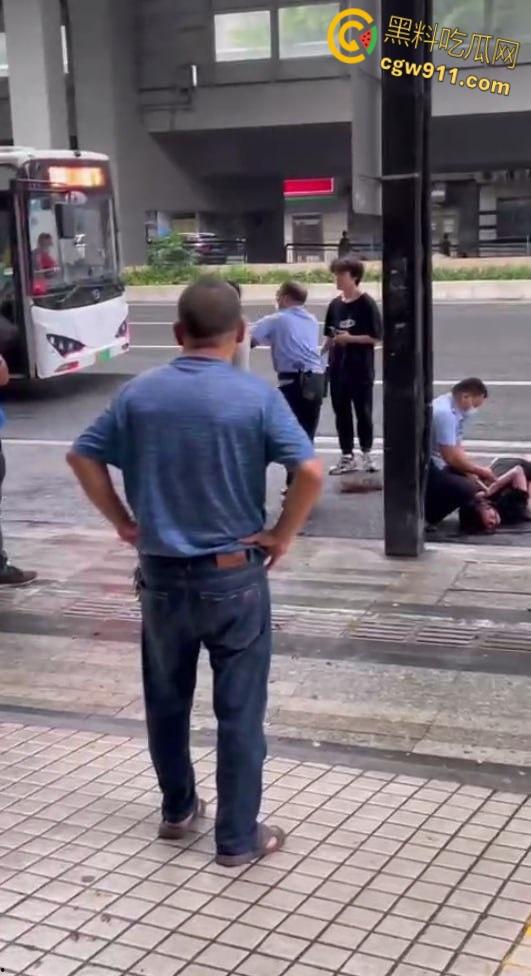 女人打架街头冲突，头发扯下现场惊人，两名警察介入劝阻仍不管用，直接将疯癫女子手铐绑住 !-3