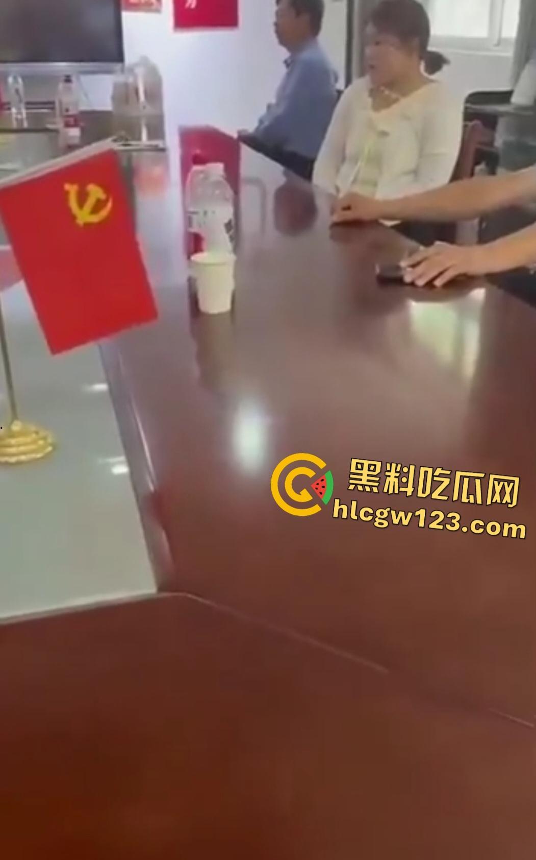 许昌六中【吴怡佳】被班主任嫉妒美貌体罚孤立,恶毒霸凌导致学生跳楼!同学愤怒狂砸学校财产!-7