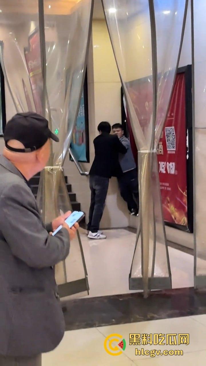 湖南怀化硬核抢女朋友!打赢了配偶权就归你,高矮搭配也能整出喜剧效果!-3