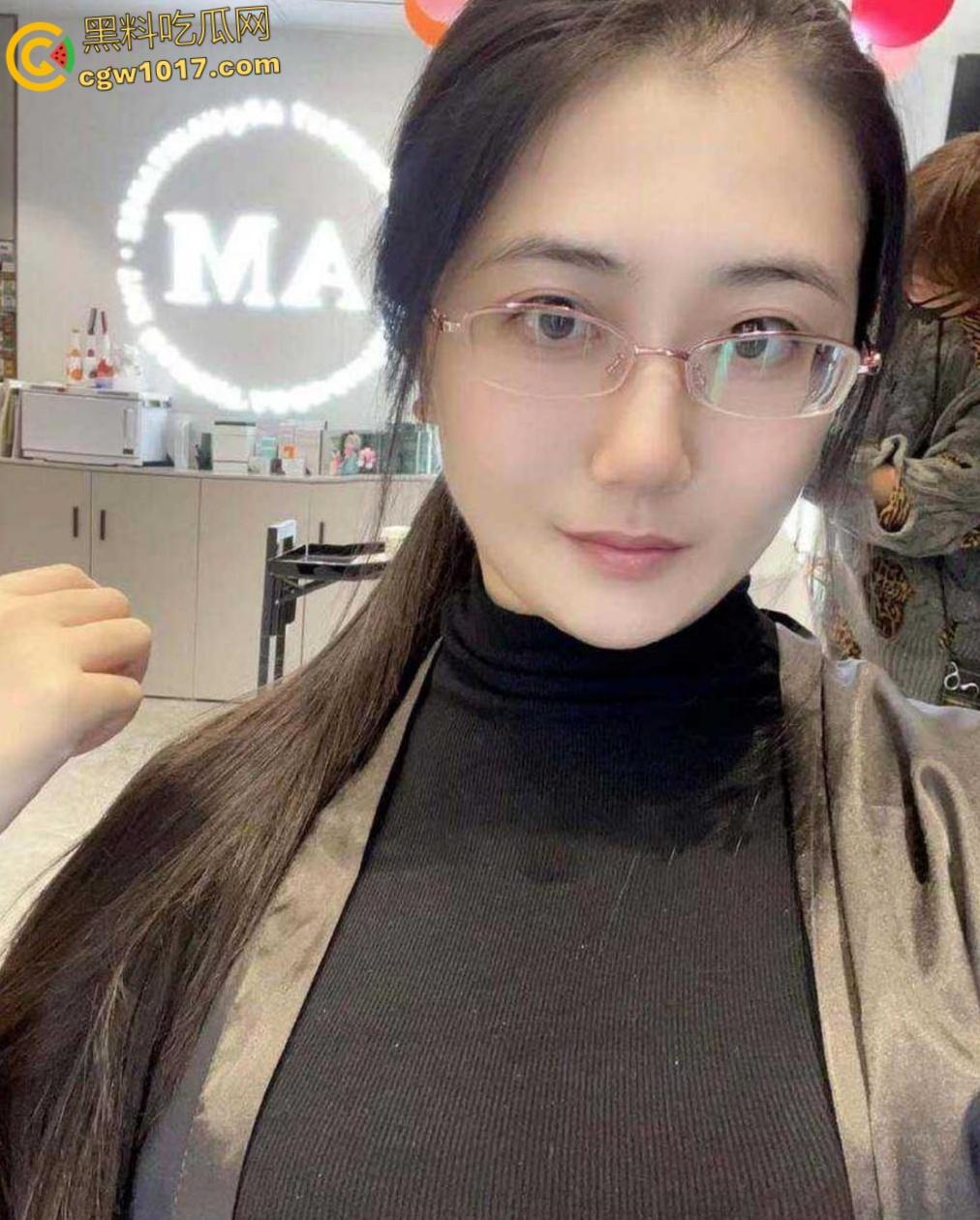 成都会计少妇【王敏洁】，反差眼镜婊下班玩露出打野战，巨乳翘臀穿着包臀裙，在会议室给上司口交 ！-4