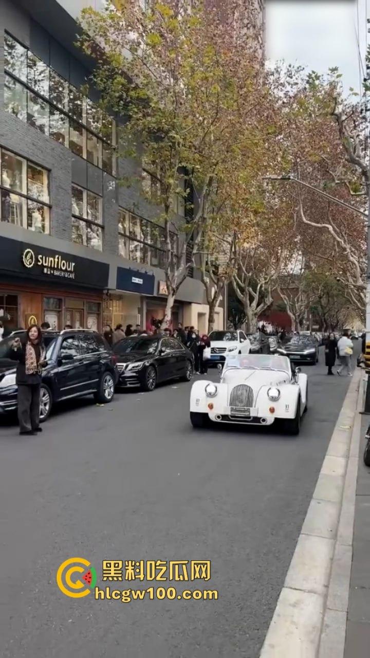 上海武康路成网红富人聚集地豪车炸街 现场派发红包引路过行人蜂拥争抢 打开竟是代金券?-2