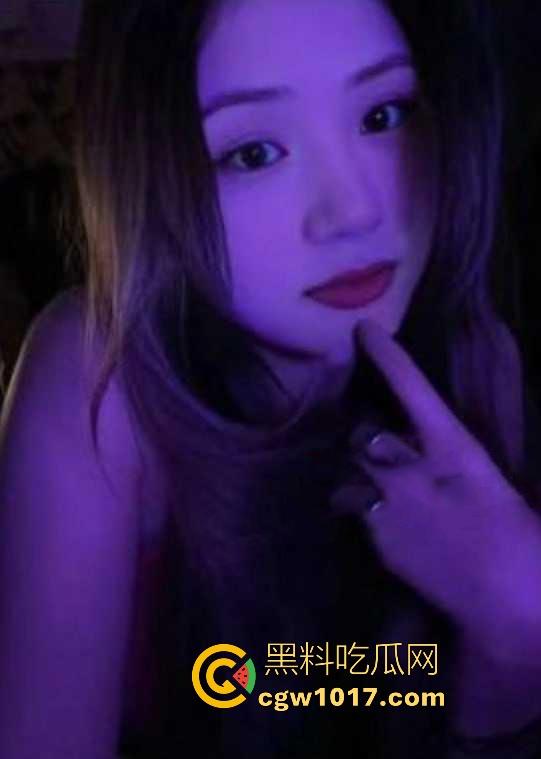 小红书聊骚认识的湖北女幼师，老公工作繁忙夜晚在家寂寞难耐，只能和网友微信连麦磕炮，深入研究讨论性姿势！-5