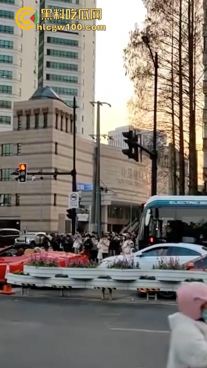 上海武康路成网红富人聚集地豪车炸街 现场派发红包引路过行人蜂拥争抢 打开竟是代金券?-5