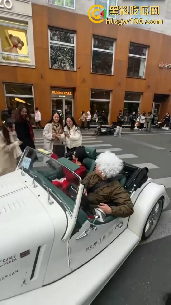 上海武康路成网红富人聚集地豪车炸街 现场派发红包引路过行人蜂拥争抢 打开竟是代金券?-7