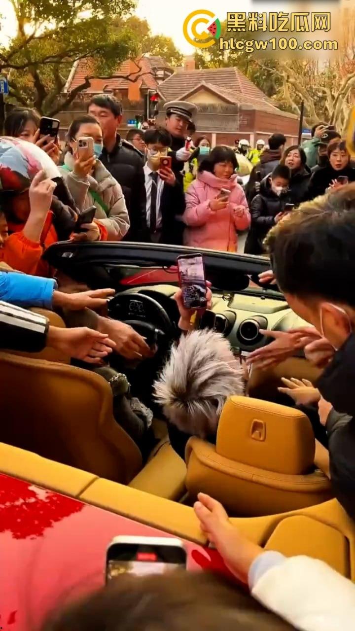 上海武康路成网红富人聚集地豪车炸街 现场派发红包引路过行人蜂拥争抢 打开竟是代金券?-10